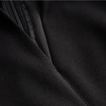 Oriana Rocío | Vestido negro refinado con cinturón y cuello mao