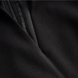 Oriana Rocío | Vestido negro refinado con cinturón y cuello mao