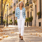 Úrsula | Chaqueta de punto de canalé azul empolvado con volantes, en la calle