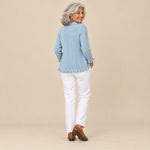 Úrsula | Chaqueta de punto de canalé azul empolvado con volantes, vista de espaldas