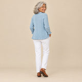 Úrsula | Chaqueta de punto de canalé azul empolvado con volantes, vista de espaldas