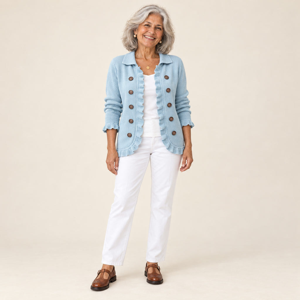 Úrsula | Chaqueta de punto de canalé azul empolvado con volantes, vista de frente