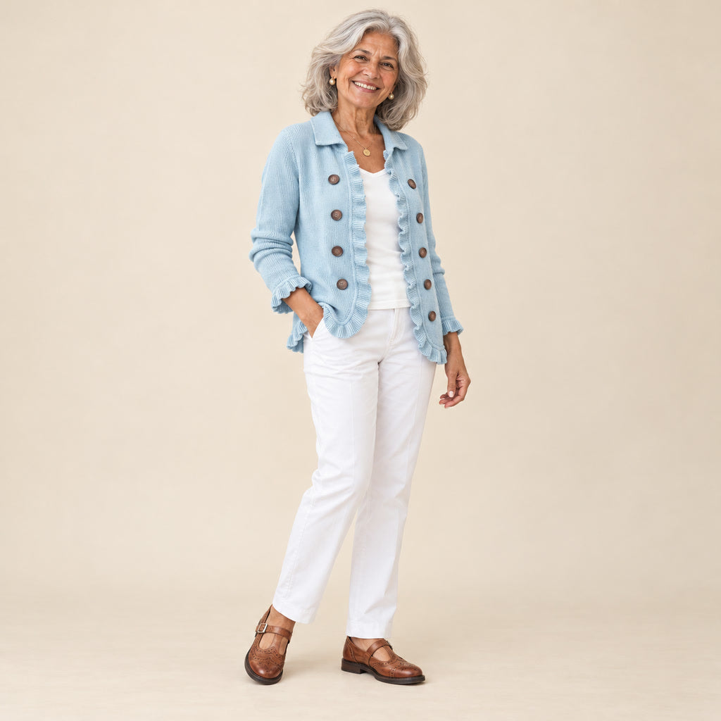Úrsula | Chaqueta de punto de canalé azul empolvado con volantes, vista de tres cuartos