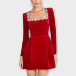 Ximena | Vestido corto de terciopelo adornado con joyas