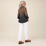 Zuriñe | Blazer con volantes y estampado de leopardo degradado antracita, vista de espaldas